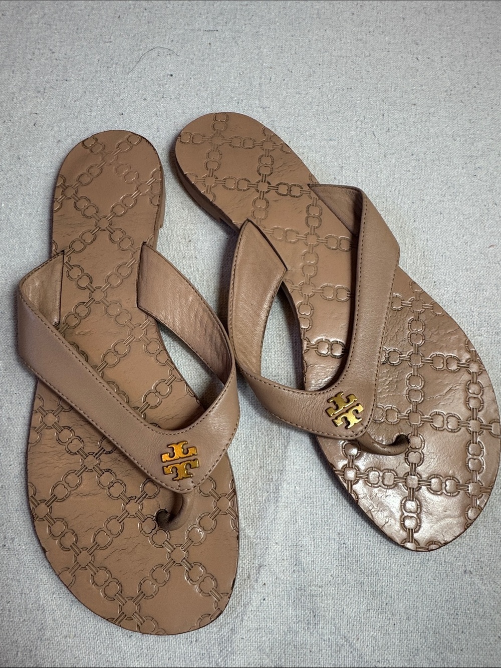 Tory Burch Beige/Tan Leather Logo Thong Sandals. Size: 8
